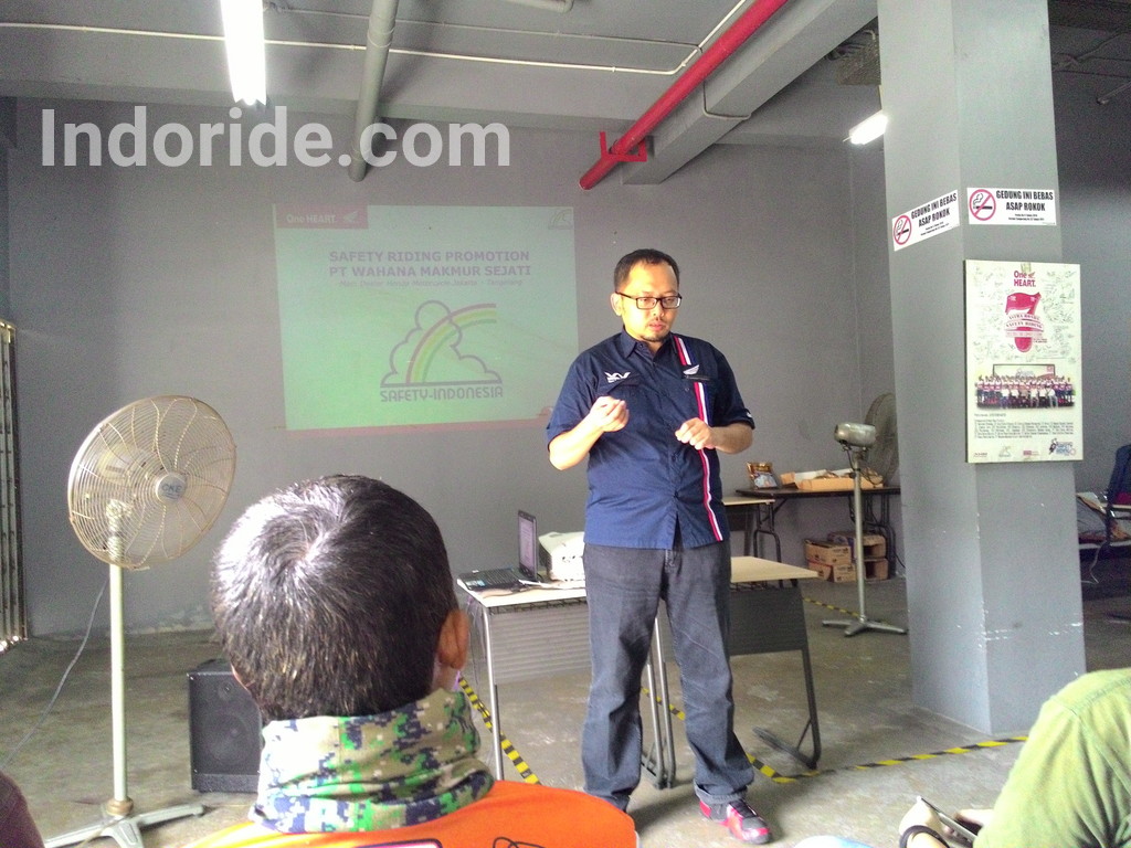 Om Shakti lagi ngasih pengarahan dikit tentang acara.. Joss banget deh