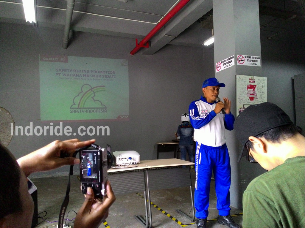 Kami dengerin arahan dari pak Sis juga nih