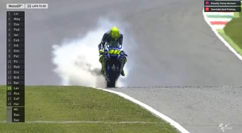 Wah motor rossi ngebul di lap 8! Ngerii..